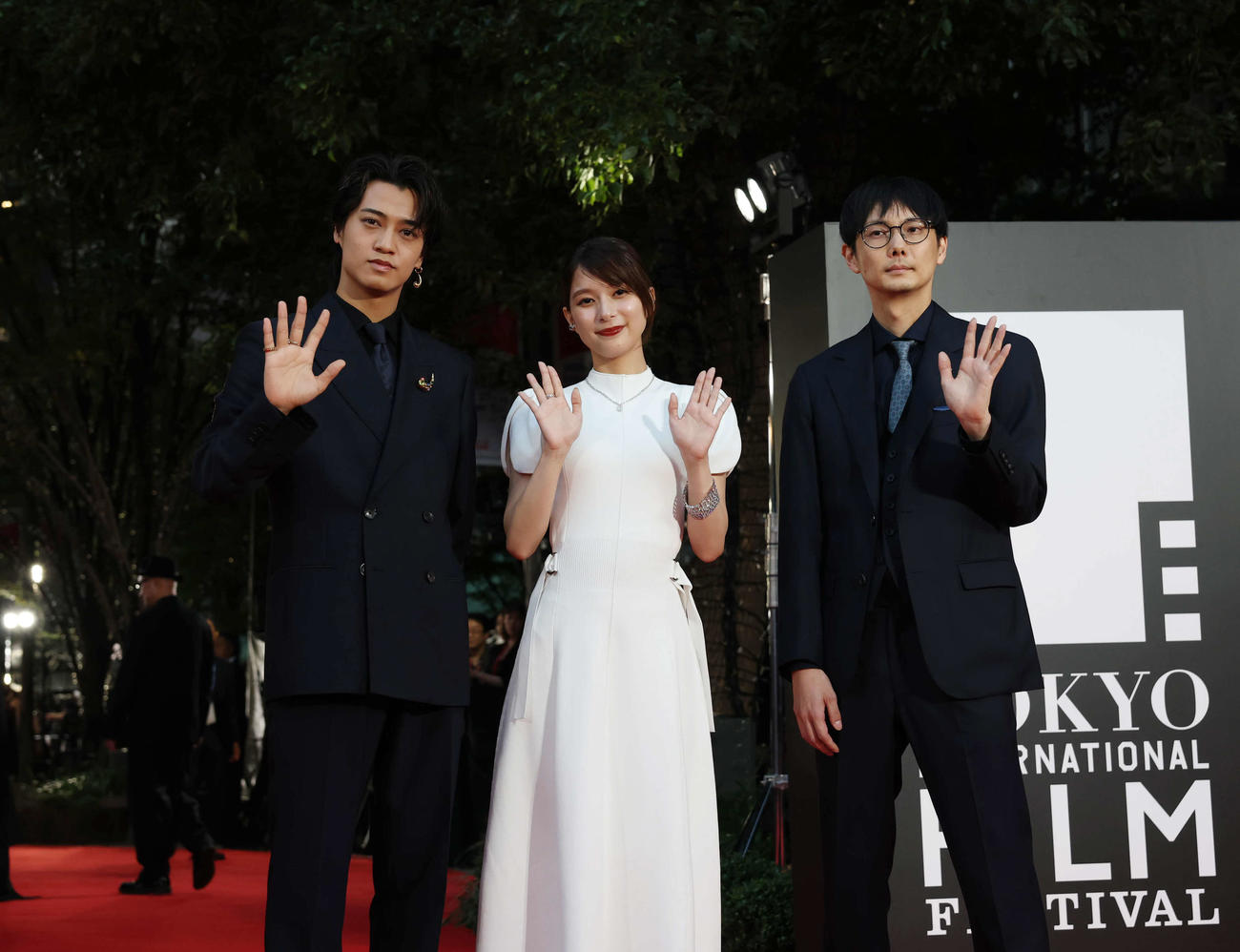 レッドカーペットに登場した「君の顔では泣けない」のキャスト。左から高橋海人、芳根京子、坂下雄一郎監督（撮影・増田悦実）