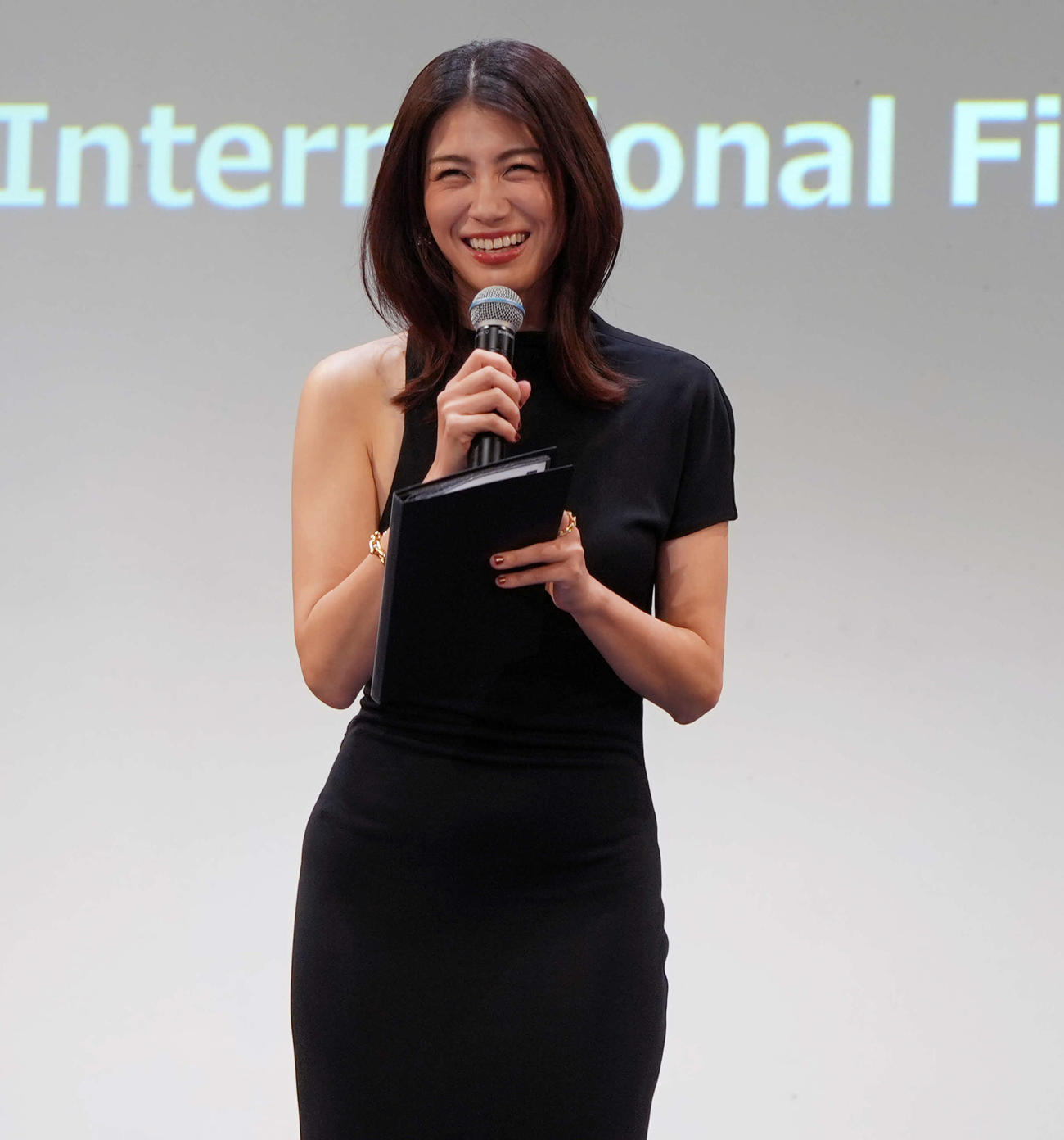 オープニングセレモニーで登壇する瀧内公美（撮影・小島史椰）