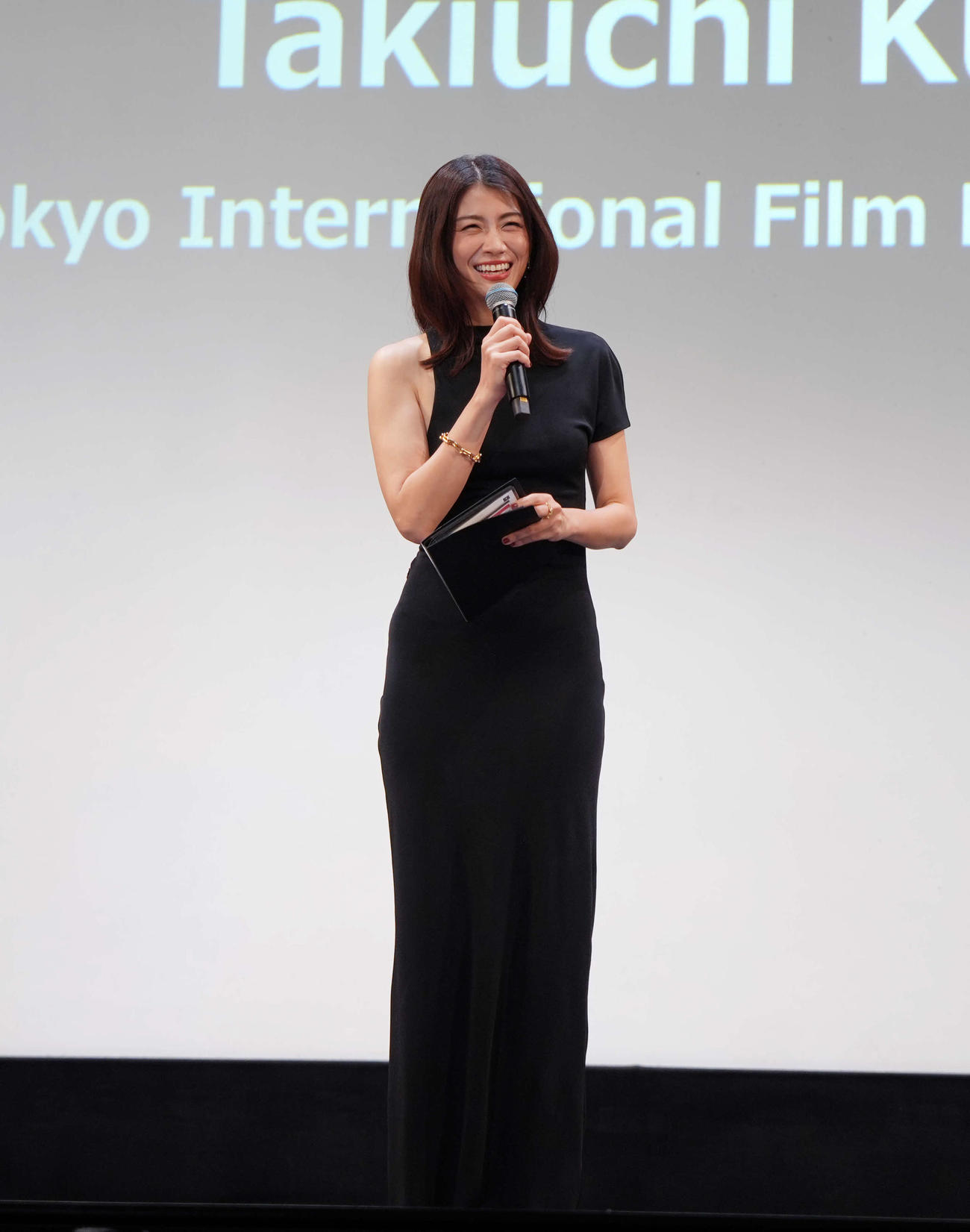 オープニングセレモニーで登壇する瀧内公美（撮影・小島史椰）