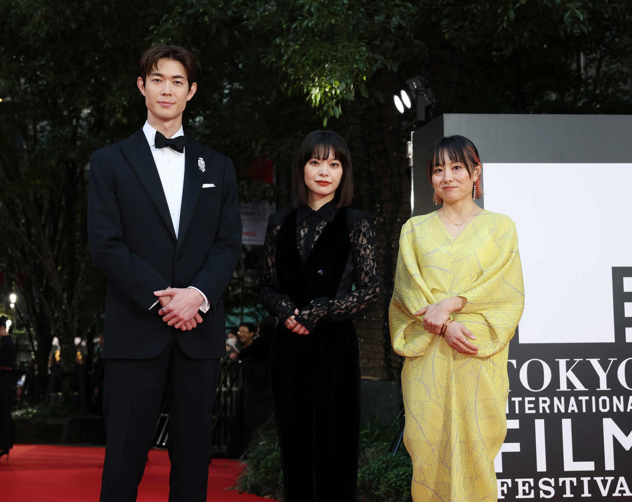 レッドカーペットに登場した「佐藤さんと佐藤さん」のキャスト。左から宮沢氷魚、岸井ゆきの、天野千尋監督＝2025年10月27日（撮影・増田悦実）