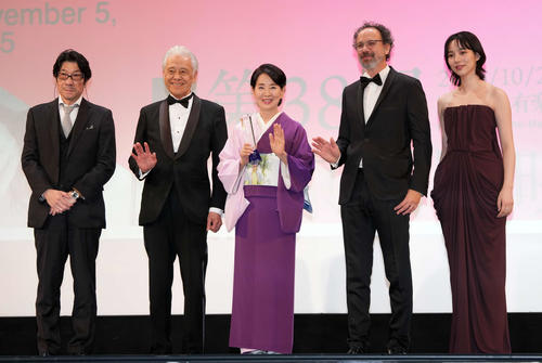 オープニングセレモニーでフォトセッションを行う、左から阪本順治監督、安藤裕康チェアマン、吉永小百合、カルロ・シャトリアン、のん（撮影・小島史椰）