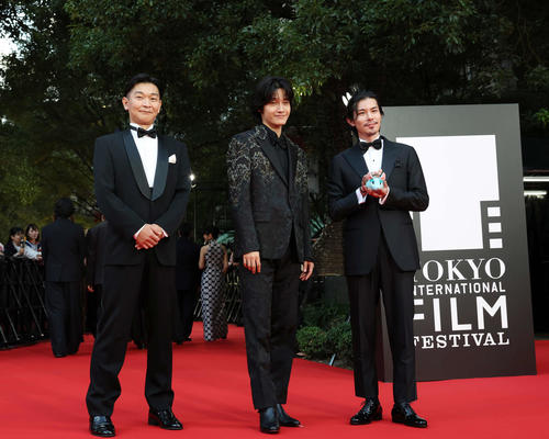 レッドカーペットに登場した「トリツカレ男」のキャスト。左から高橋渉監督、佐野晶哉、柿澤勇人（撮影・増田悦実）