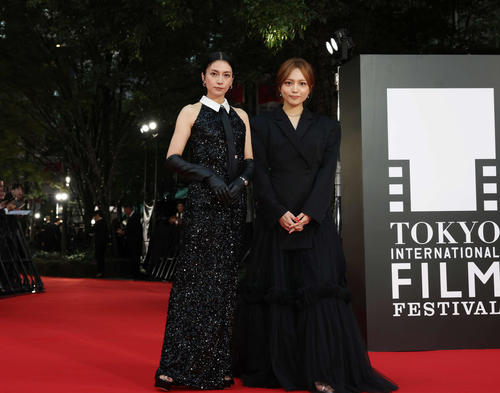 レッドカーペットに登場した「スキャンダルイブ」のキャスト。柴咲コウ（左）と川口春奈（撮影・増田悦実）