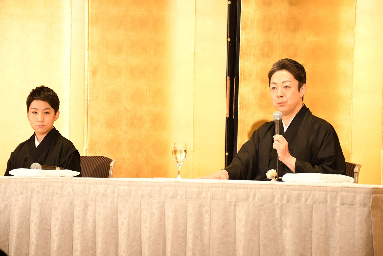 「吉例顔見世興行　東西合同大歌舞伎」への意気込みを語った尾上菊五郎（右）と菊之助（右）親子（撮影・阪口孝志）
