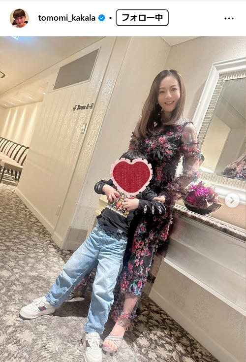 30キロ減量話題の華原朋美、透け感ワンピでほっそり美ボディ披露 長男