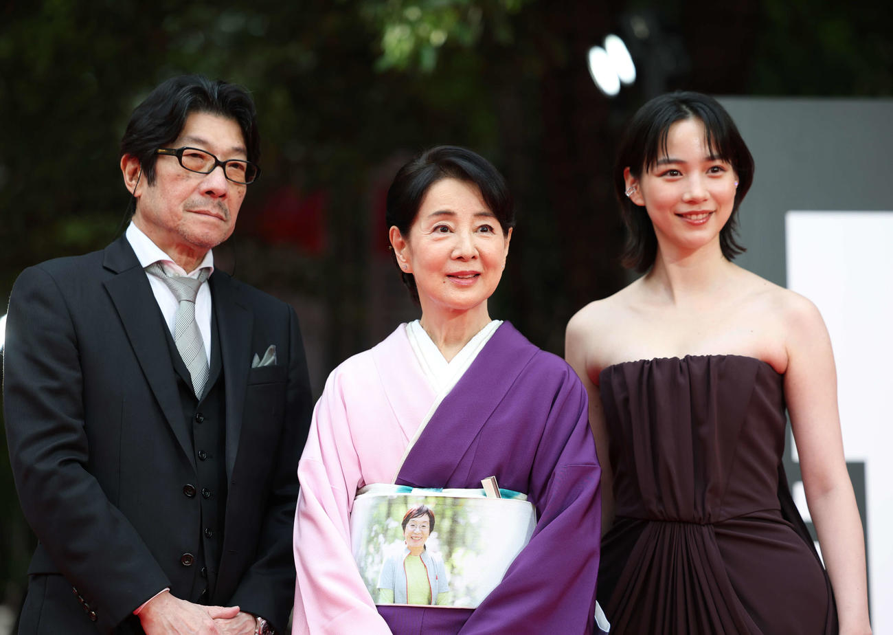 レッドカーペットに登場した左から阪本順治監督、吉永小百合、のん（撮影・増田悦実）