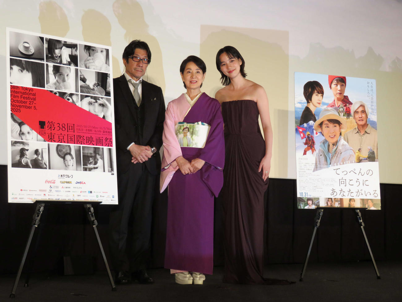 東京国際映画祭でオープニング上映された「てっぺんの向こうにあなたがいる」舞台あいさつに登壇した、左から阪本順治監督、吉永小百合、のん（撮影・村上幸将）