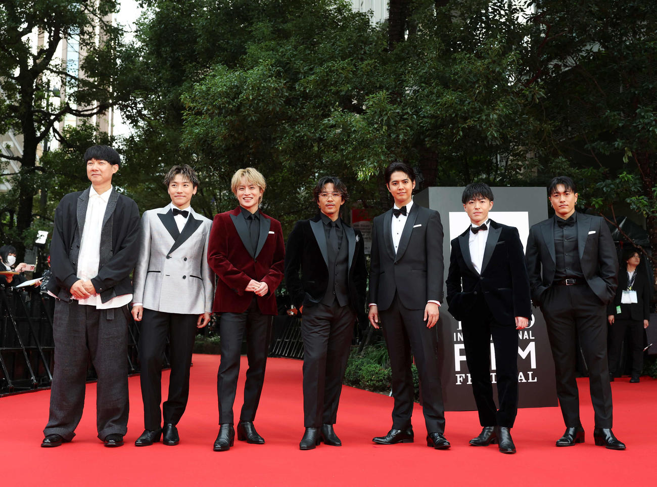 レッドカーペットに登場した松永大司監督（左）とGENERATIONS（撮影・増田悦実）