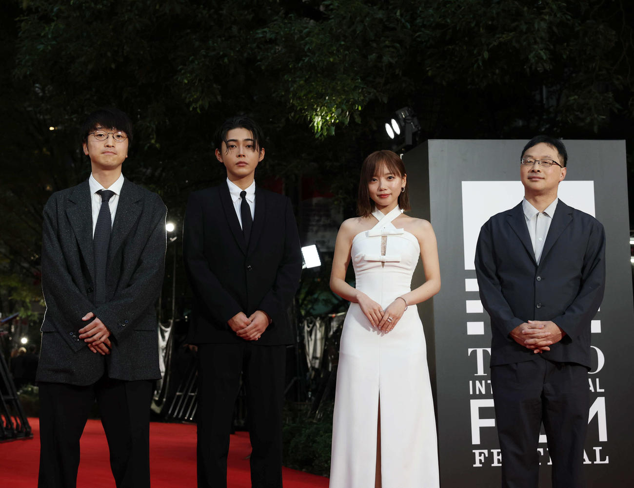 レッドカーペットに登場した「恋愛裁判」のキャスト。左から脚本家三谷伸太朗さん、倉夕貴、齊藤京子、深田晃司監督（撮影・増田悦実）