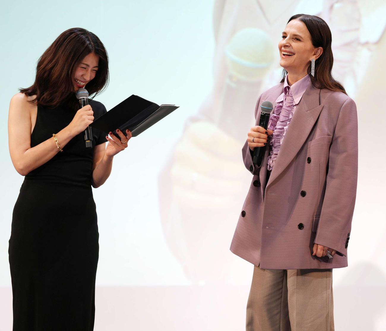 オープニングセレモニーでトークをする瀧内公美（左）とジュリエット・ビノシュ（撮影・小島史椰）