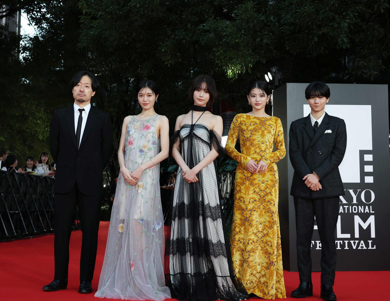 レッドカーペットに登場した「万事快調（オール・グリーンズ）」のキャスト。左から児山隆監督、吉田美月喜、南沙良、出口夏希、羽村仁成（撮影・増田悦実）