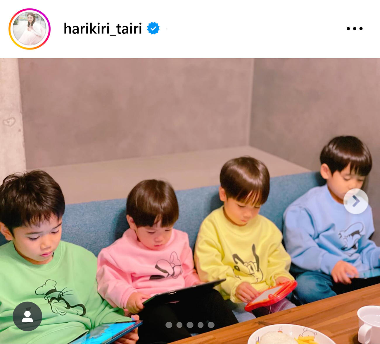 並んで座る4人の子どもたち（平愛梨のインスタグラムから）