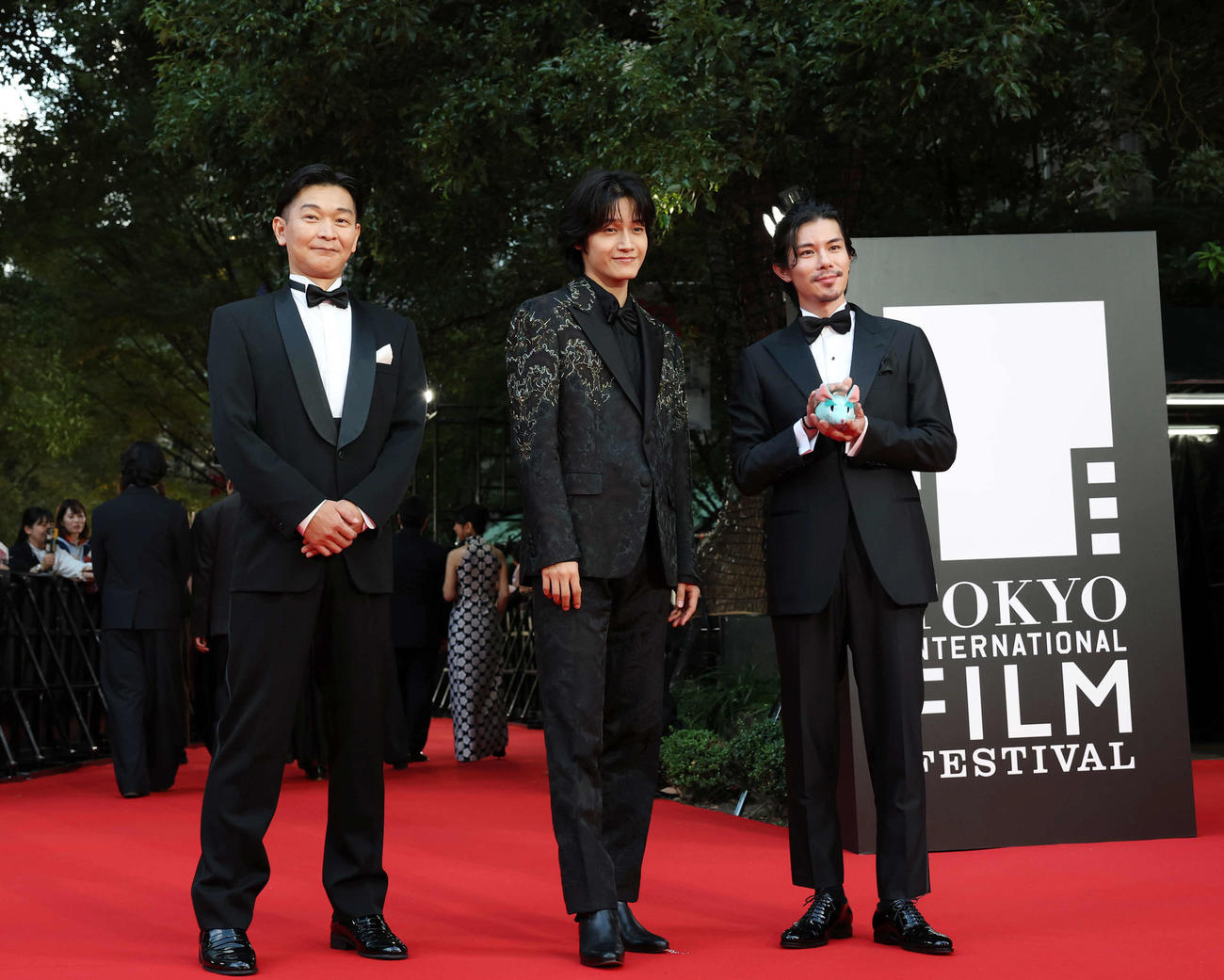 レッドカーペットに登場した「トリツカレ男」のキャスト。左から高橋渉監督、佐野晶哉、柿澤勇人（撮影・増田悦実）