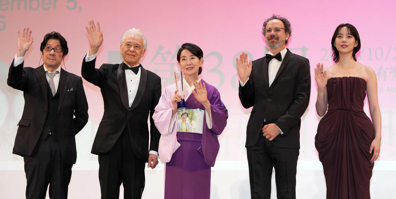 オープニングセレモニーでフォトセッションを行う、左から阪本順治監督、安藤裕康チェアマン、吉永小百合、カルロ・シャトリアン、のん（撮影・小島史椰）