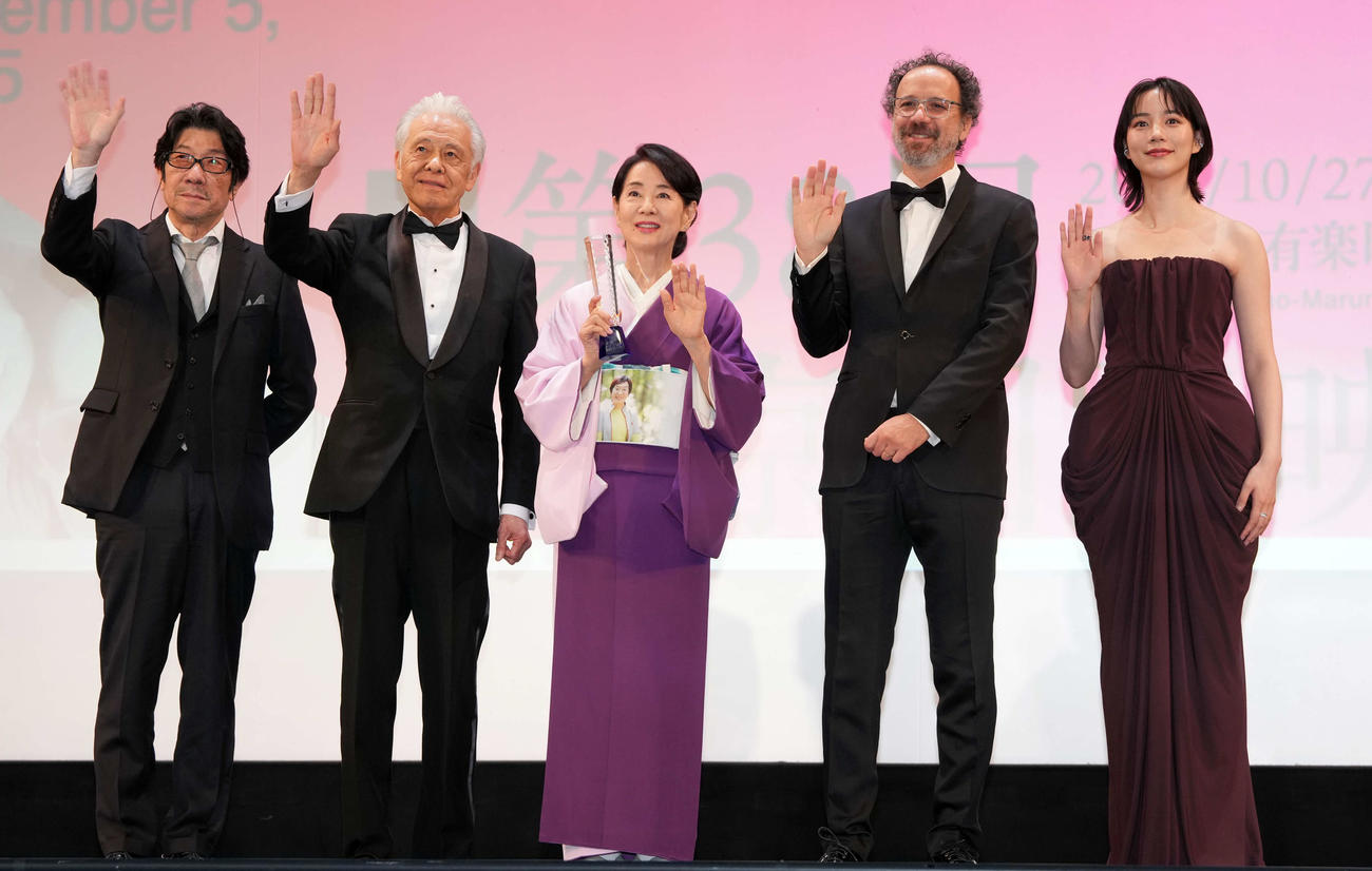 オープニングセレモニーでフォトセッションを行う、左から阪本順治監督、安藤裕康チェアマン、吉永小百合、カルロ・シャトリアン、のん（撮影・小島史椰）