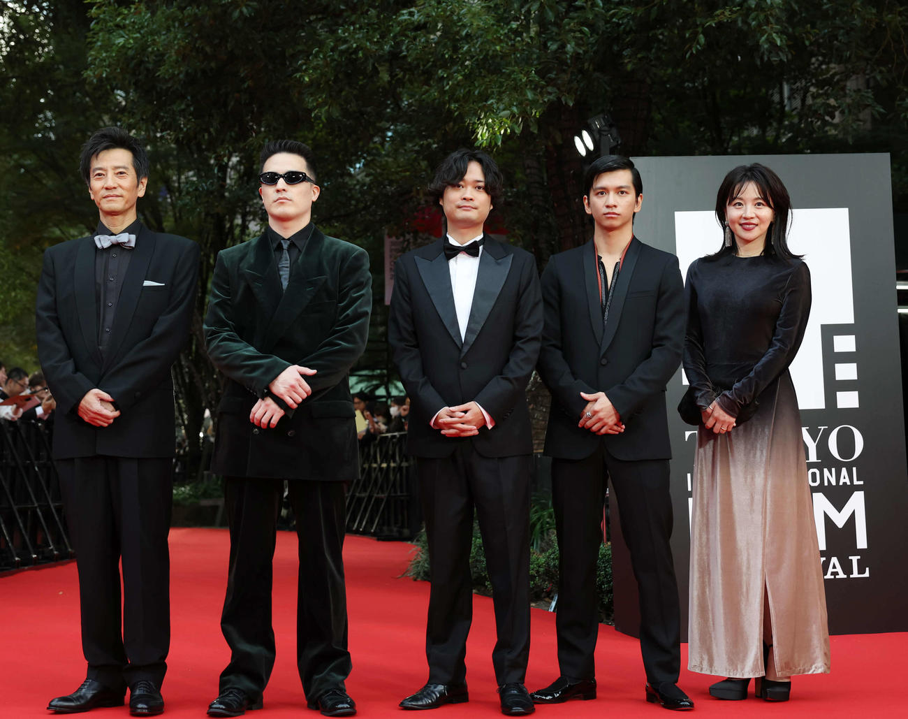 レッドカーペットに登場した「無名の人生」のキャスト。左から津田寛治、ACE COOL、鈴木竜也監督、田中偉登、大橋未歩フリーアナウンサー（撮影・増田悦実）