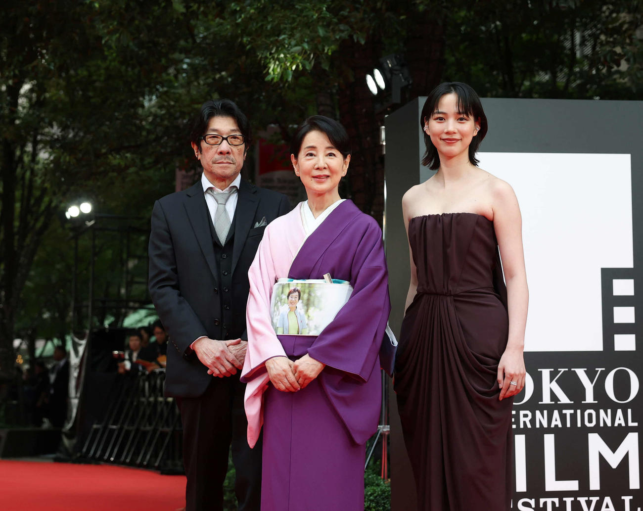 レッドカーペットに登場した左から阪本順治監督、吉永小百合、のん（撮影・増田悦実）