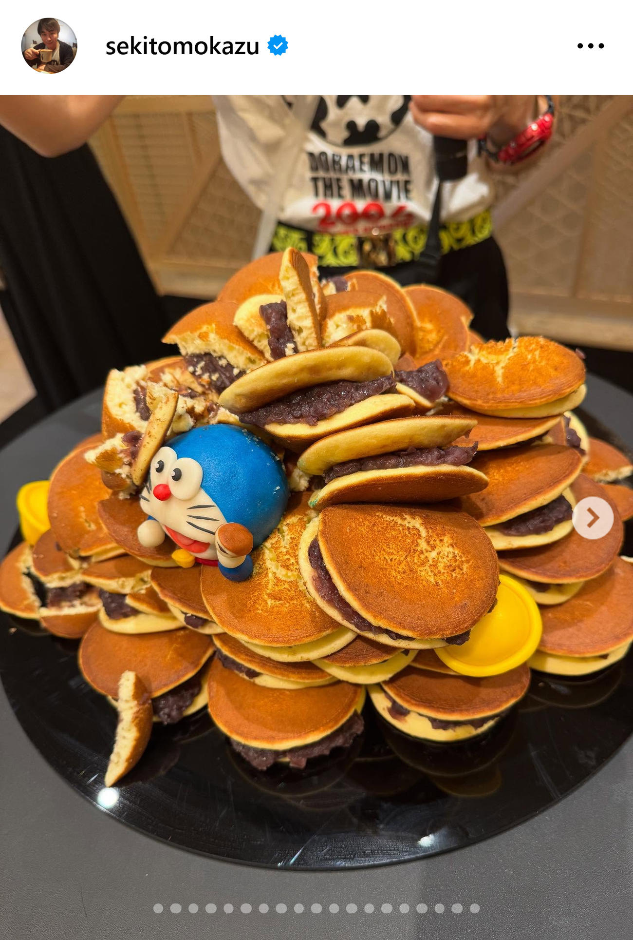 どら焼きに埋もれるドラえもん（関智一のインスタグラムから）