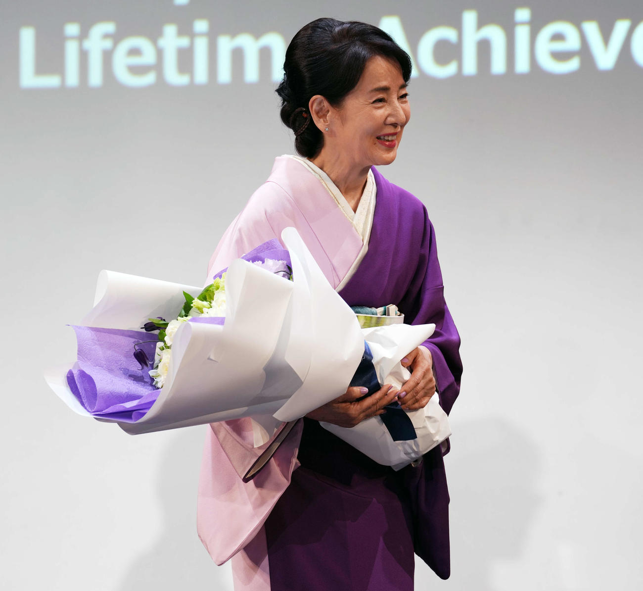オープニングセレモニーで花束を受け取る吉永小百合（撮影・小島史椰）