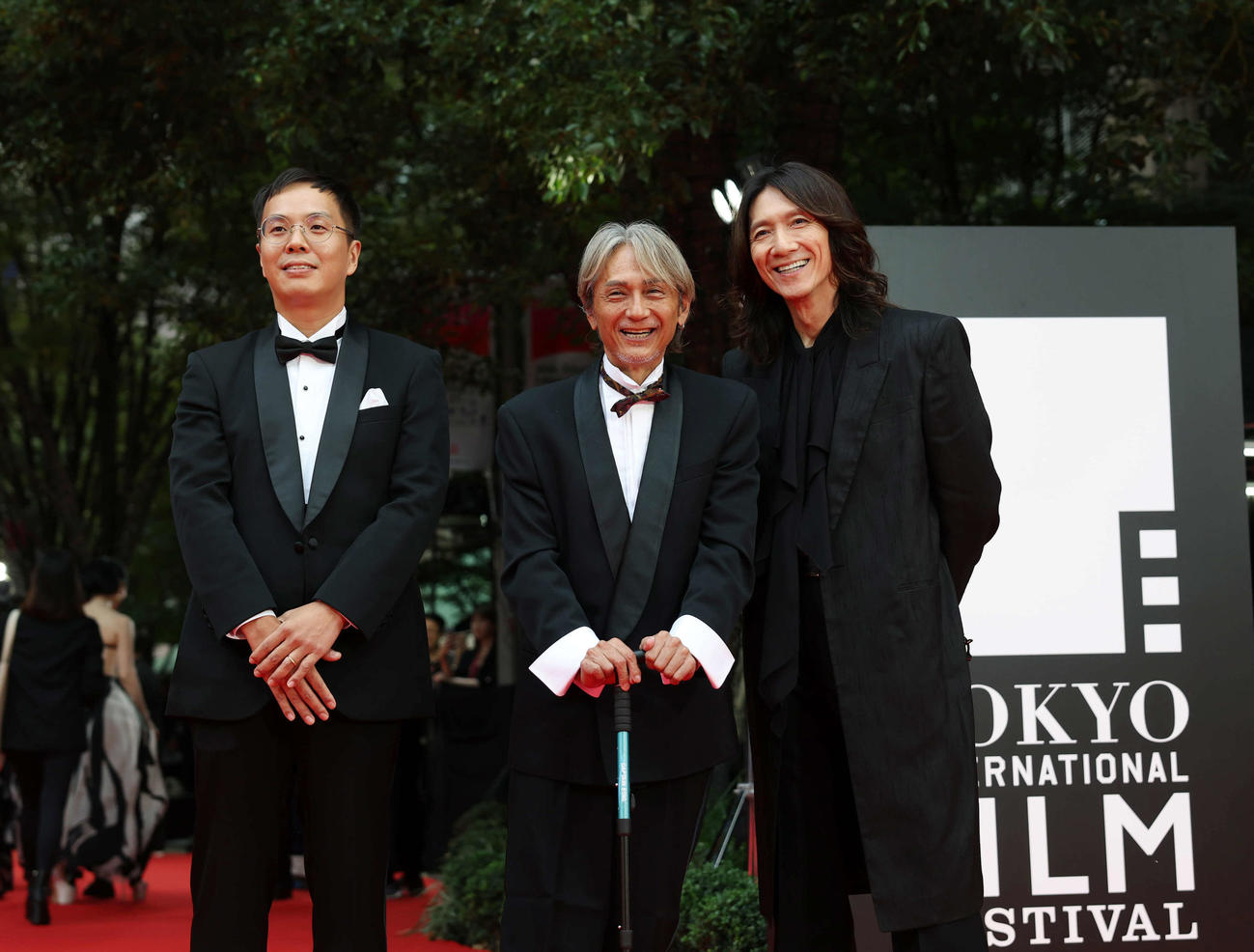レッドカーペットに登場した「みらいのうた」のキャスト。左からエリザベス宮地監督、ERO、吉井和哉（撮影・増田悦実）
