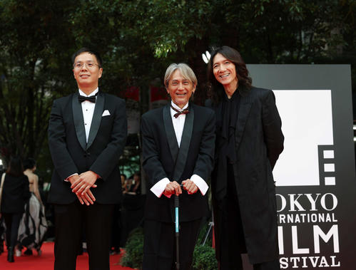 レッドカーペットに登場した「みらいのうた」のキャスト。左からエリザベス宮地監督、ERO、吉井和哉（撮影・増田悦実）