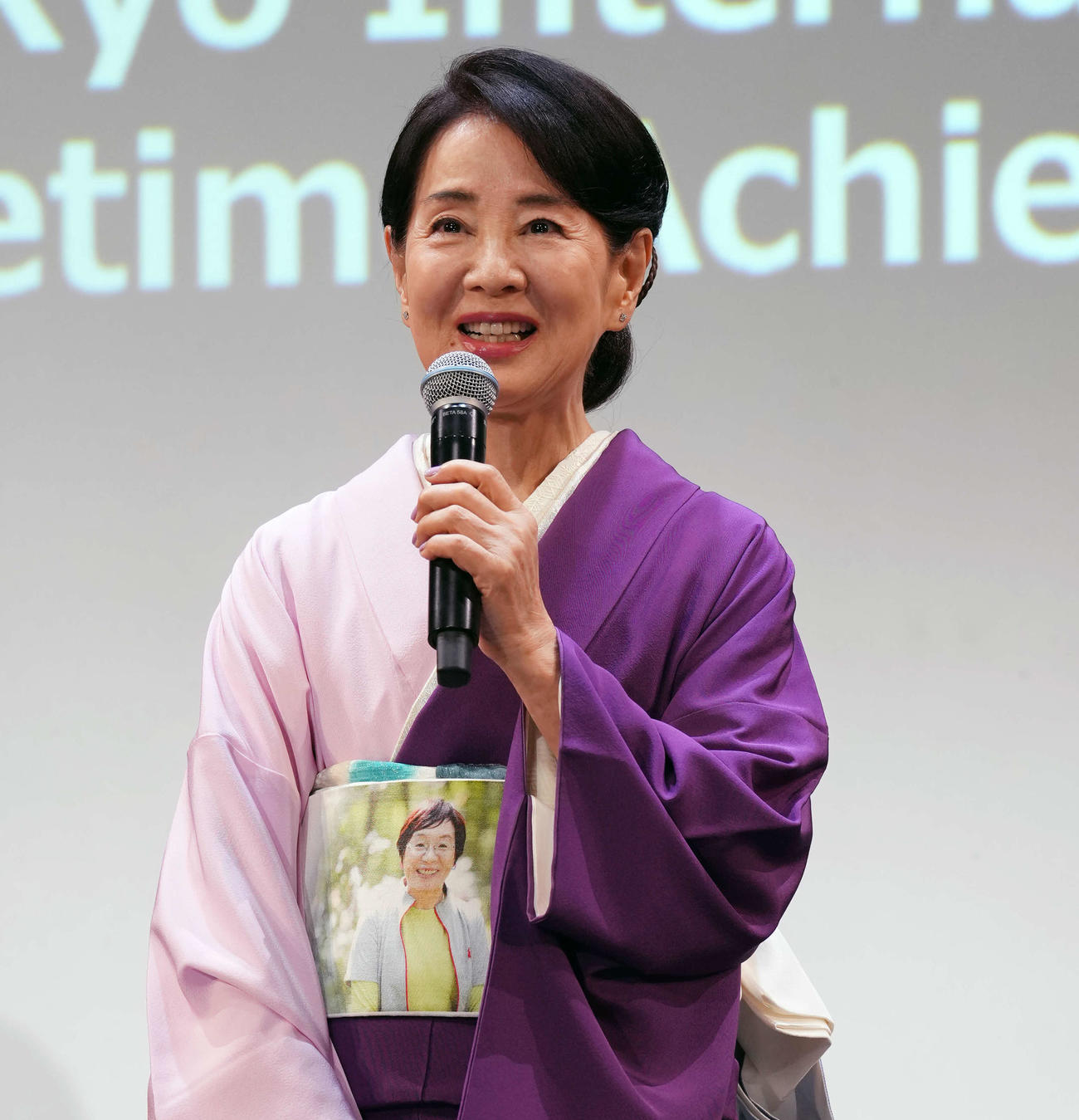 オープニングセレモニーで特別功労賞を受賞しあいさつをする吉永小百合（撮影・小島史椰）