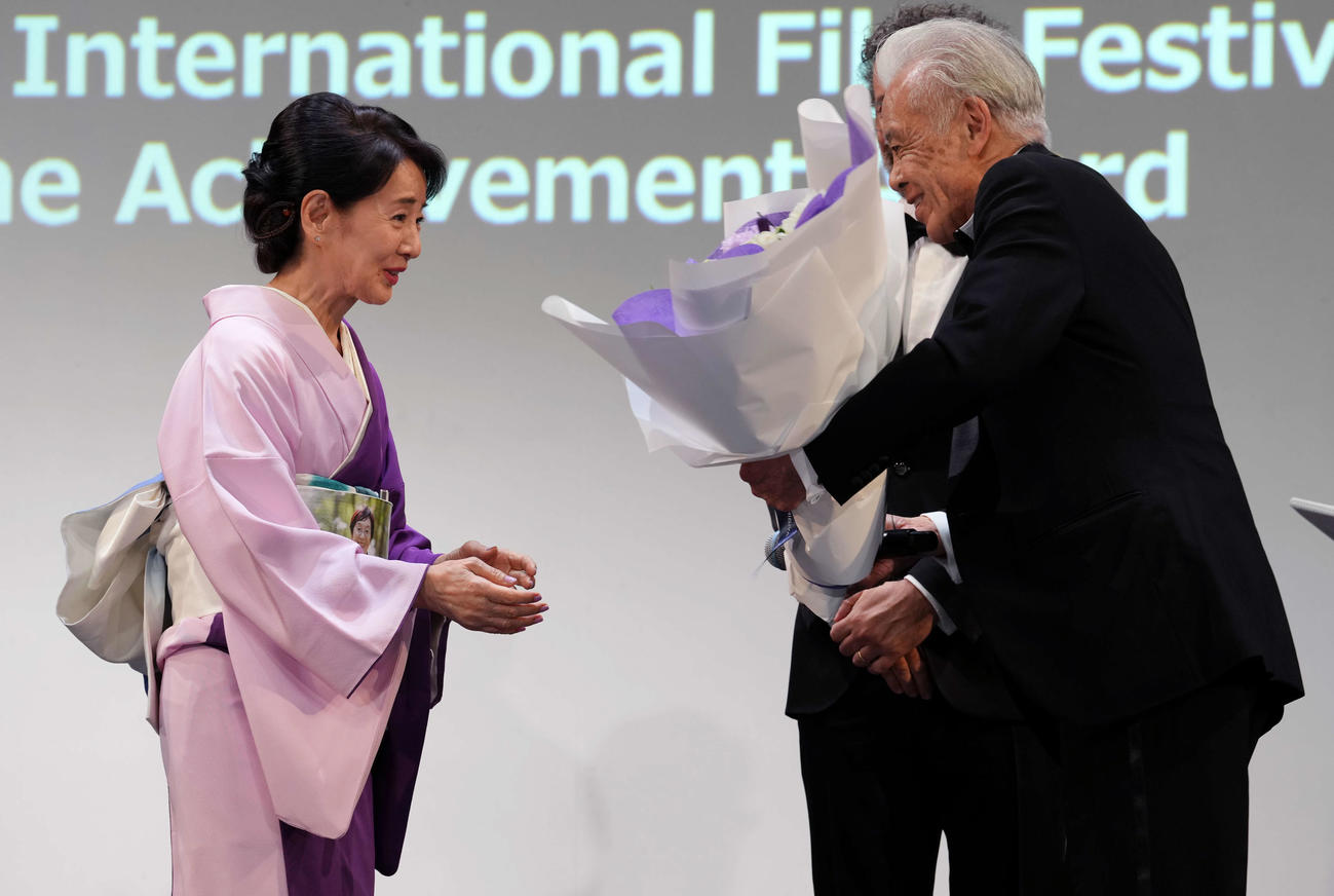 オープニングセレモニーで安藤チェアマンから花束を受け取る吉永小百合（左）（撮影・小島史椰）