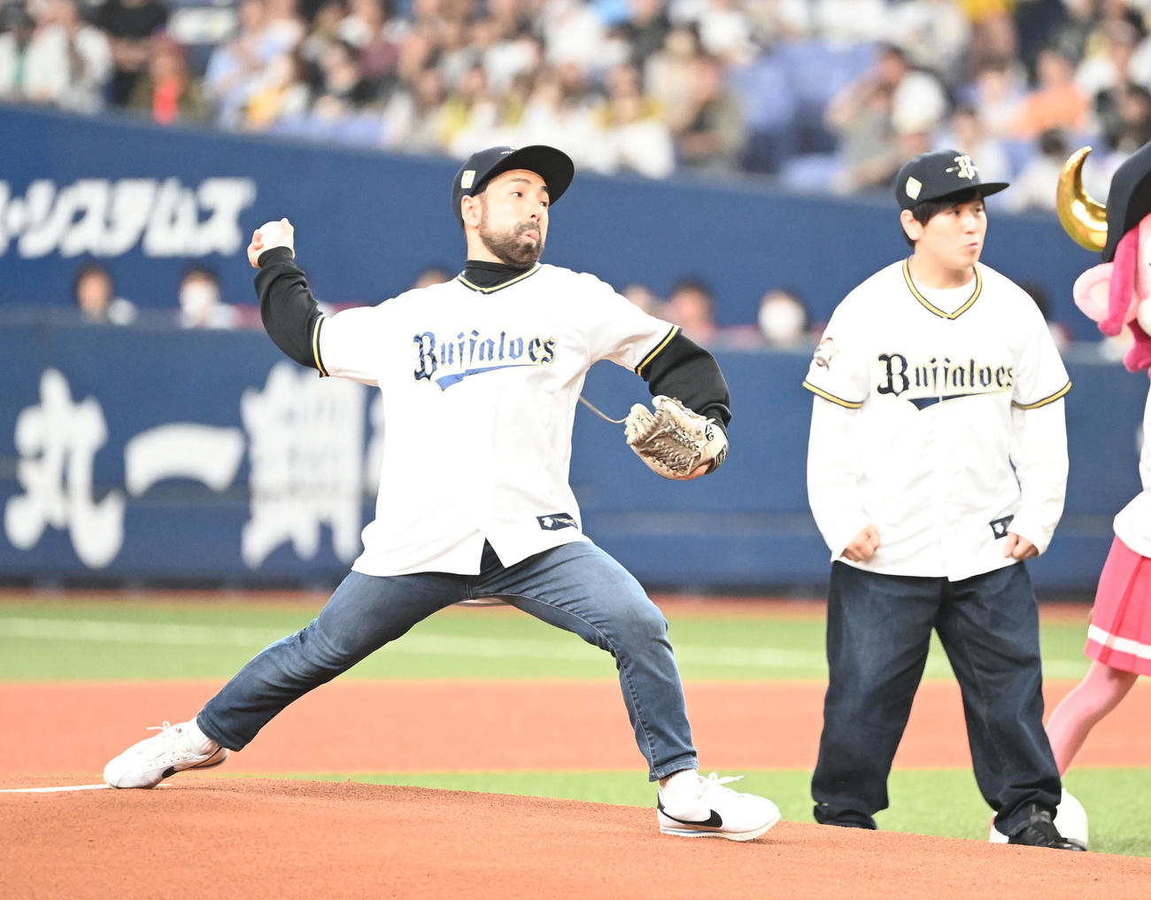 始球式を行う「いぬ」の太田隆司（左）と有馬徹（2023年5月）