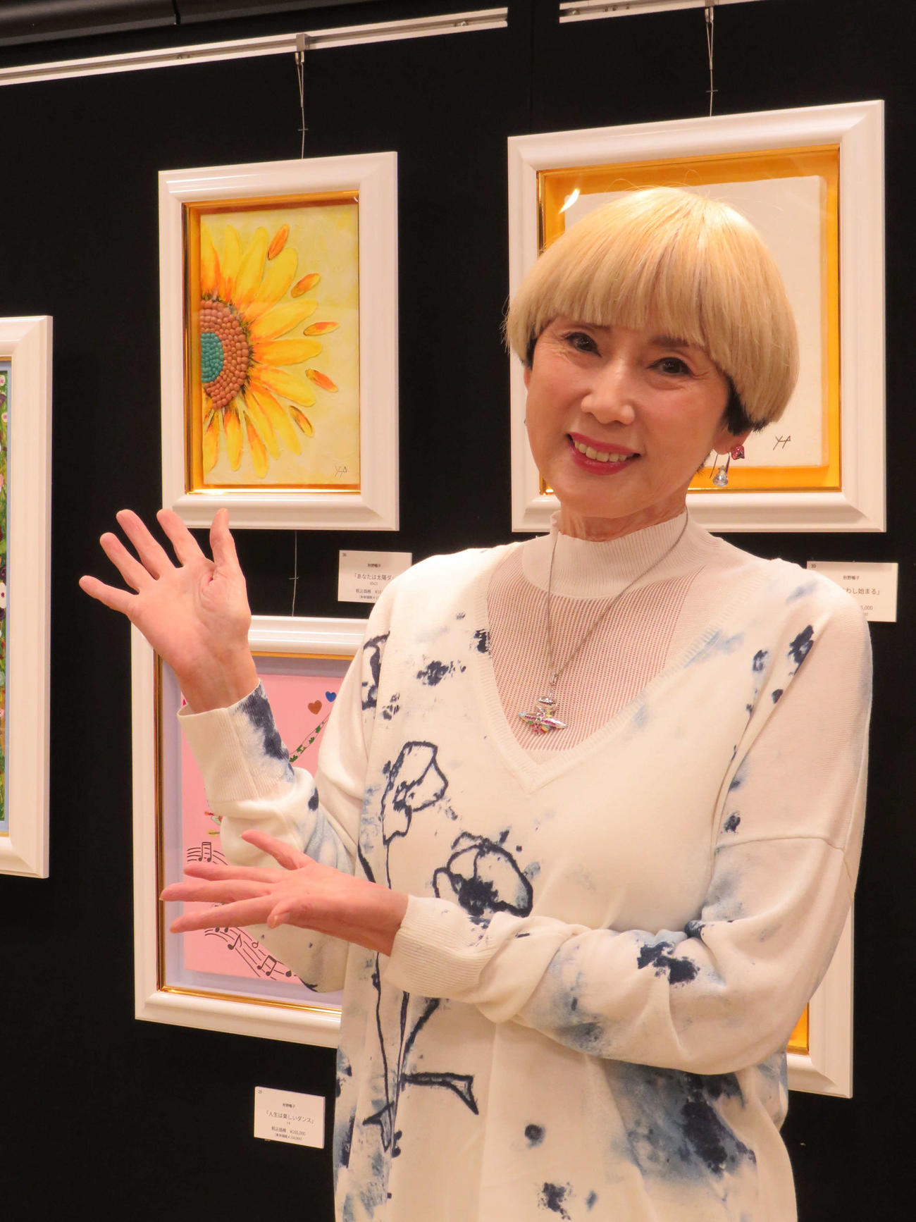 渋谷西武店A館で開催中の絵画展「～色彩の希望3～秋野暢子と希望の輪展」の取材会を行った秋野暢子