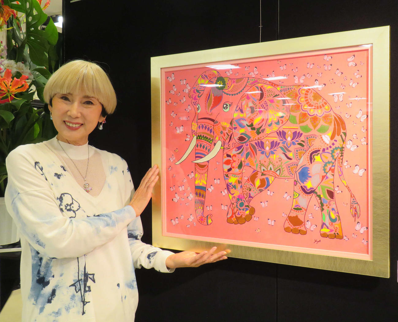 渋谷西武店A館で開催中の絵画展「～色彩の希望3～秋野暢子と希望の輪展」の取材会を行った秋野暢子
