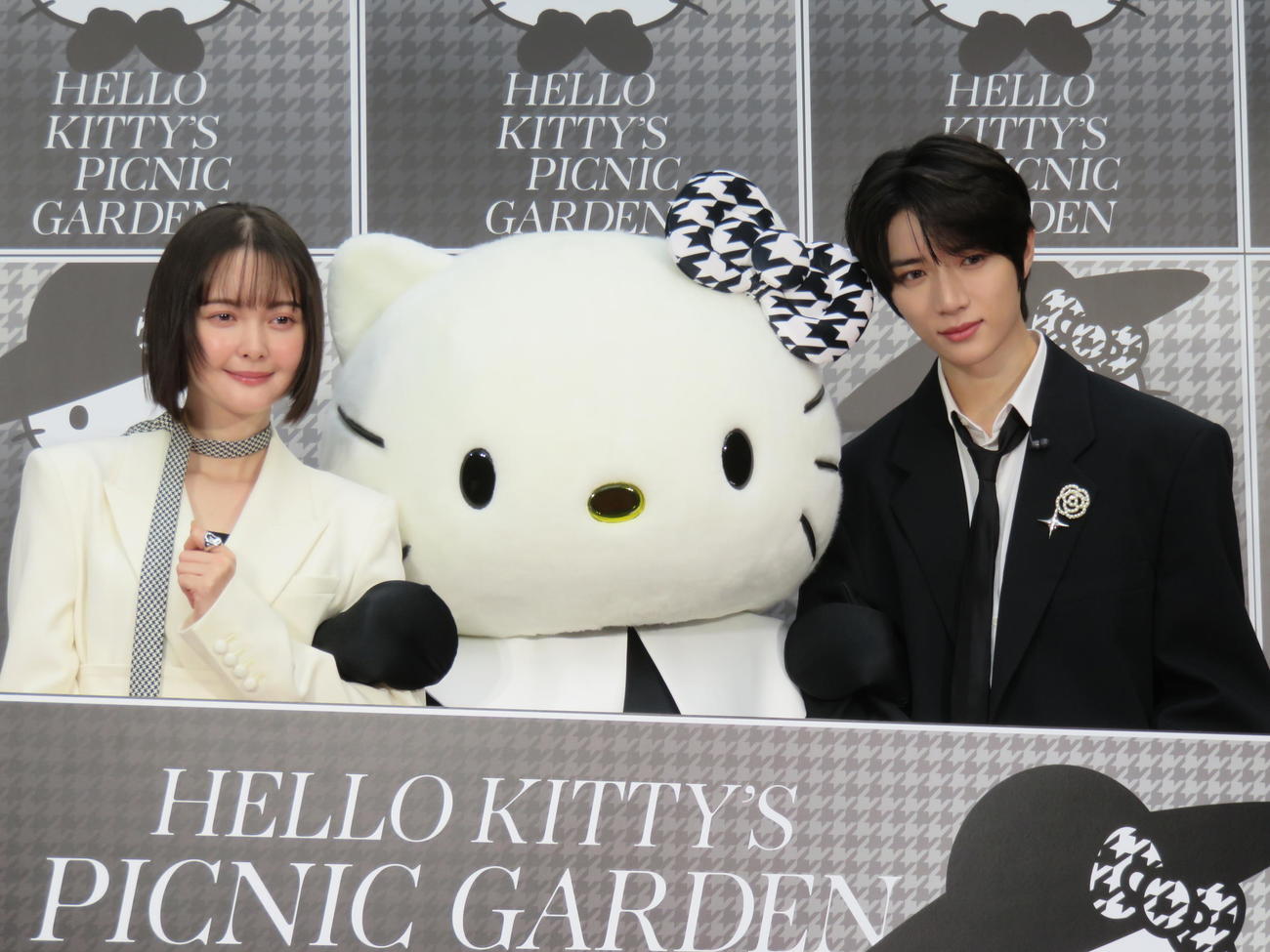 「HELLO KITTY’S PICNIC GARDEN」プレス発表会に出席した、左から玉城ティナ、ハローキティ、TOMORROW X TOGETHERのBEOMGYU
