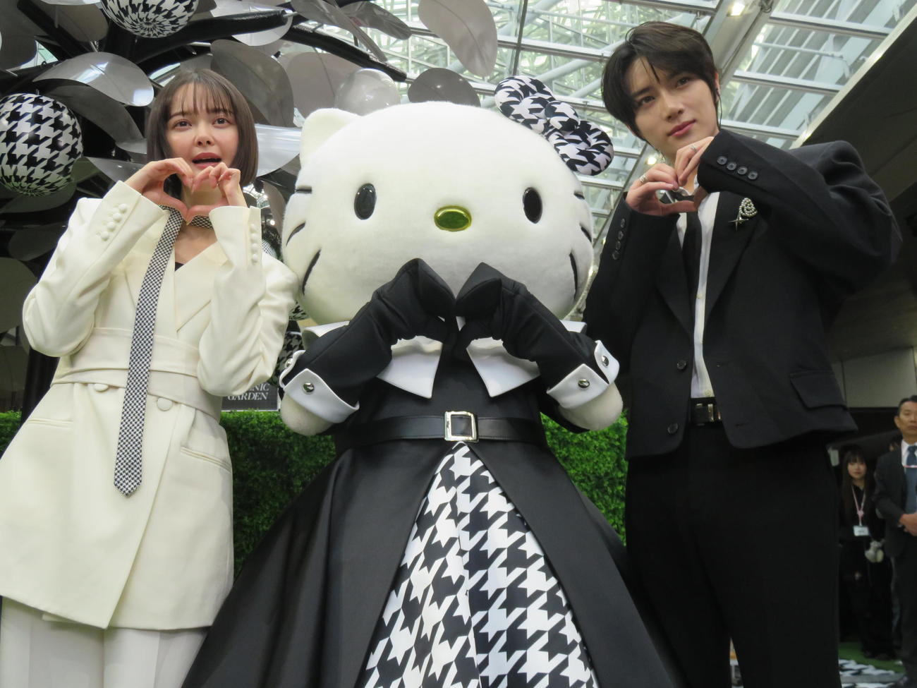 「HELLO KITTY’S PICNIC GARDEN」プレス発表会に出席した、左から玉城ティナ、ハローキティ、TOMORROW X TOGETHERのBEOMGYU