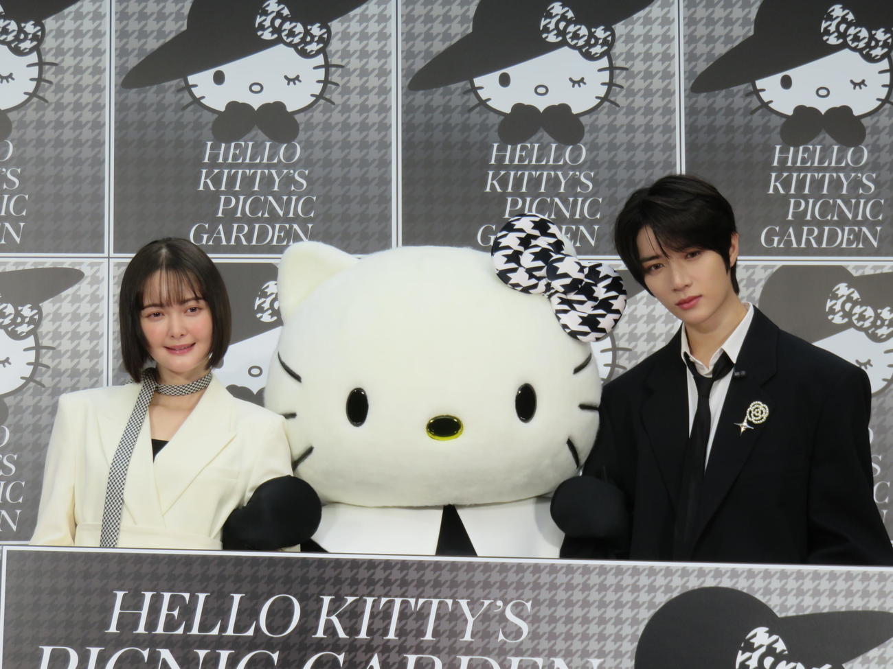 「HELLO KITTY’S PICNIC GARDEN」プレス発表会に出席した、左から玉城ティナ、ハローキティ、TOMORROW X TOGETHERのBEOMGYU