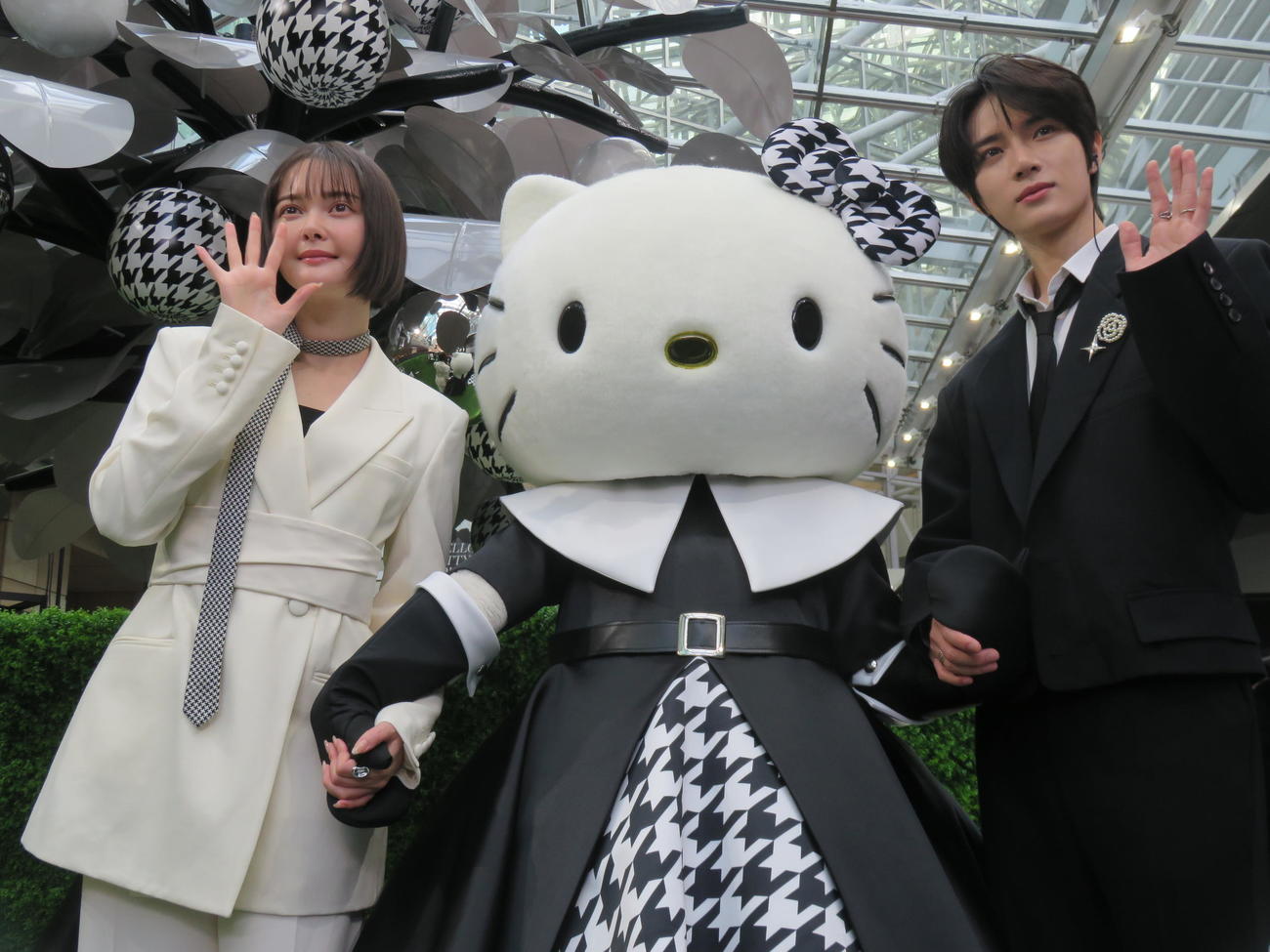 「HELLO KITTY’S PICNIC GARDEN」プレス発表会に出席した、左から玉城ティナ、ハローキティ、TOMORROW X TOGETHERのBEOMGYU