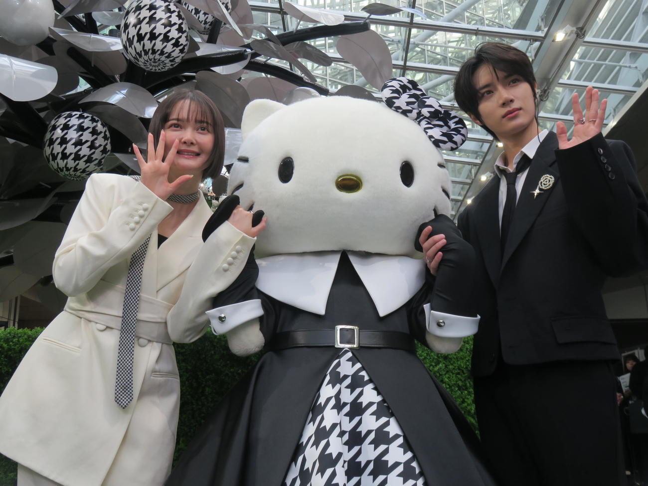 「HELLO KITTY’S PICNIC GARDEN」プレス発表会に出席した、左から玉城ティナ、ハローキティ、TOMORROW X TOGETHERのBEOMGYU