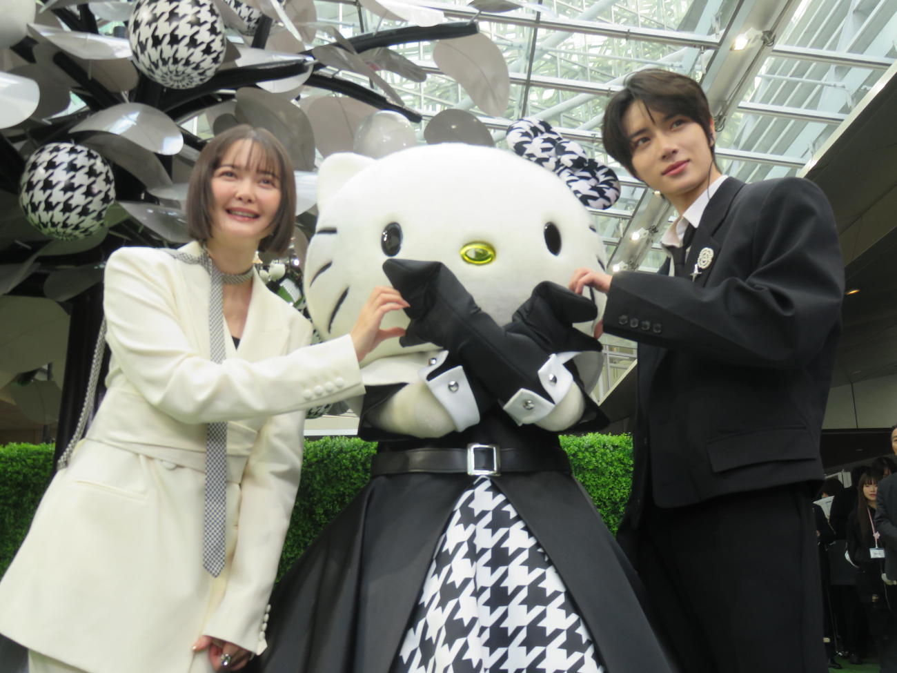 「HELLO KITTY’S PICNIC GARDEN」プレス発表会に出席した、左から玉城ティナ、ハローキティ、TOMORROW X TOGETHERのBEOMGYU