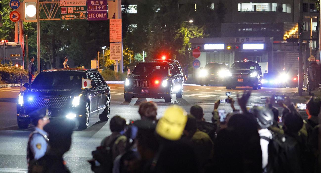 天皇陛下との会見のため、皇居へ向かうトランプ米大統領の車列