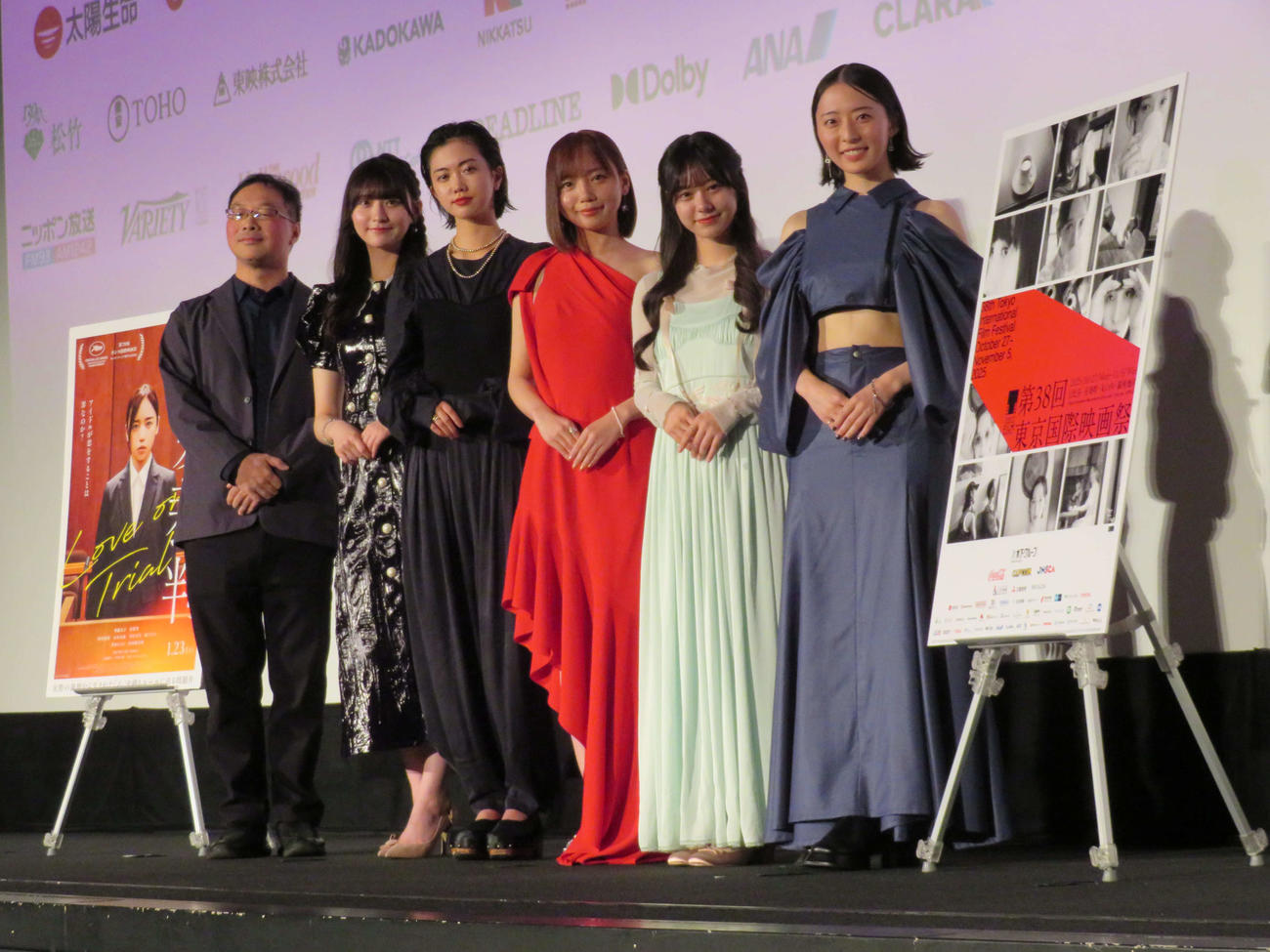 初主演映画「恋愛裁判」の東京国際映画祭公式上映に登壇した、左から深田晃司監督、桜ひなの、小川未祐、齊藤京子、仲村悠菜、今村美月（撮影・村上幸将）