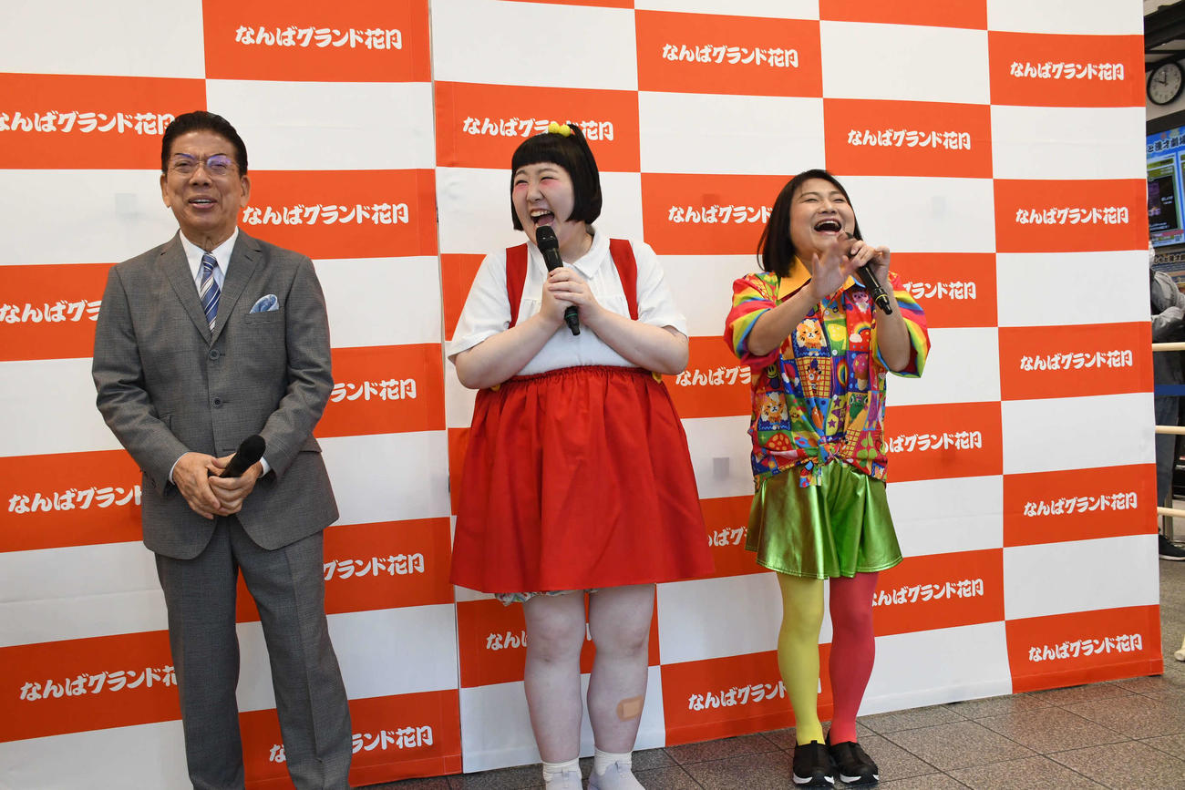 「なんばグランド花月　38周年キャンペーン」イベントに登場した（左から）西川きよし、酒井藍、島田珠代（撮影・阪口孝志）