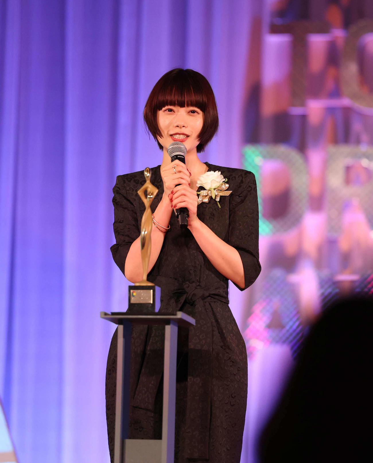 助演女優賞を受賞した「海に眠るダイヤモンド」に出演した杉咲花はあいさつをする（撮影・増田悦実）
