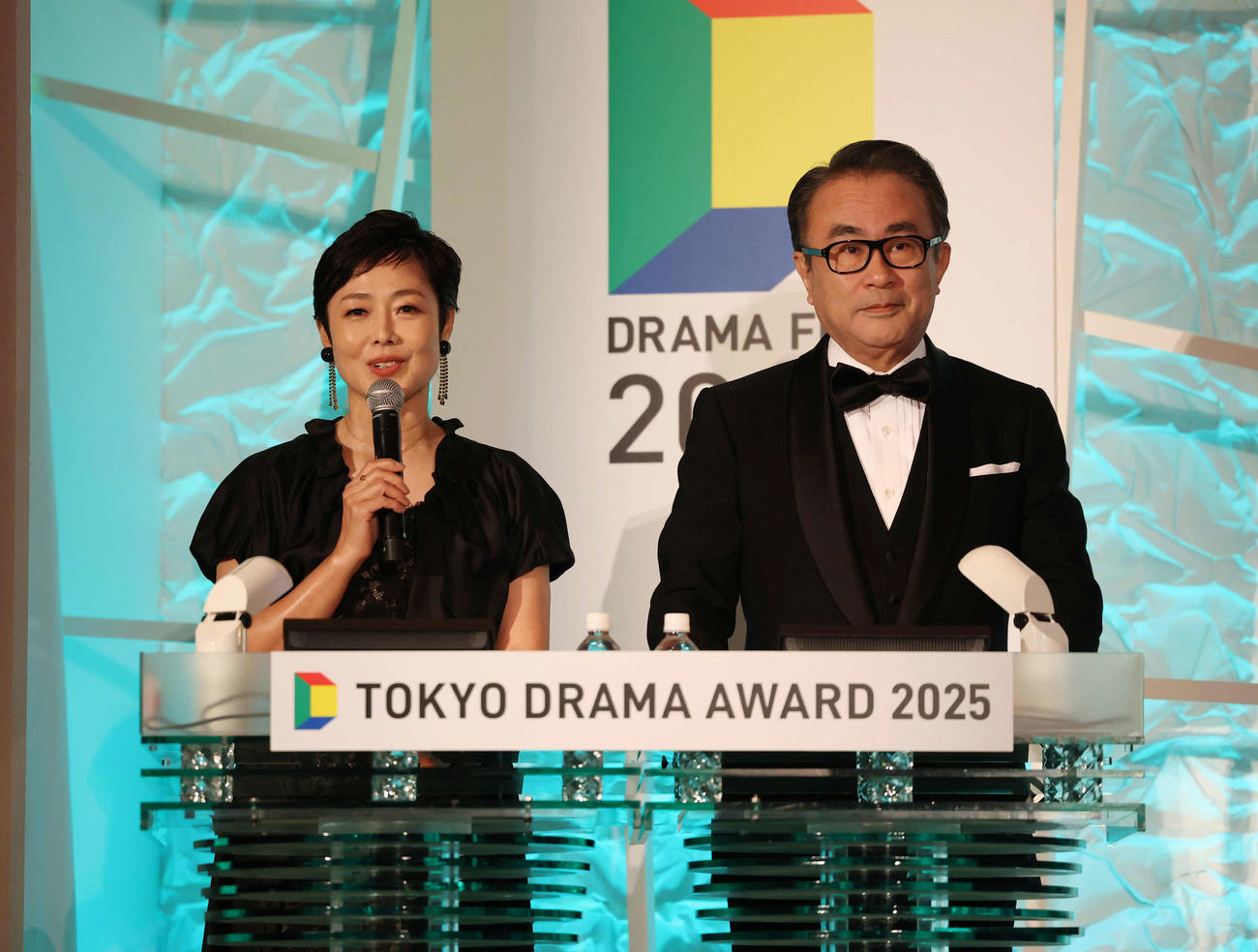司会を務める有働由美子（左）と三谷幸喜（撮影・増田悦実）