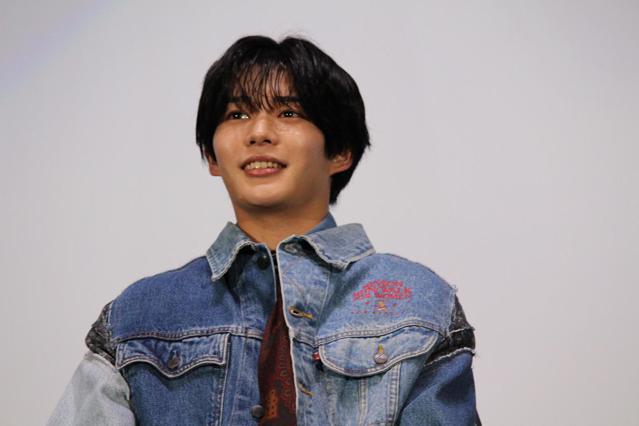映画「恋に至る病」の舞台あいさつを行った長尾謙杜