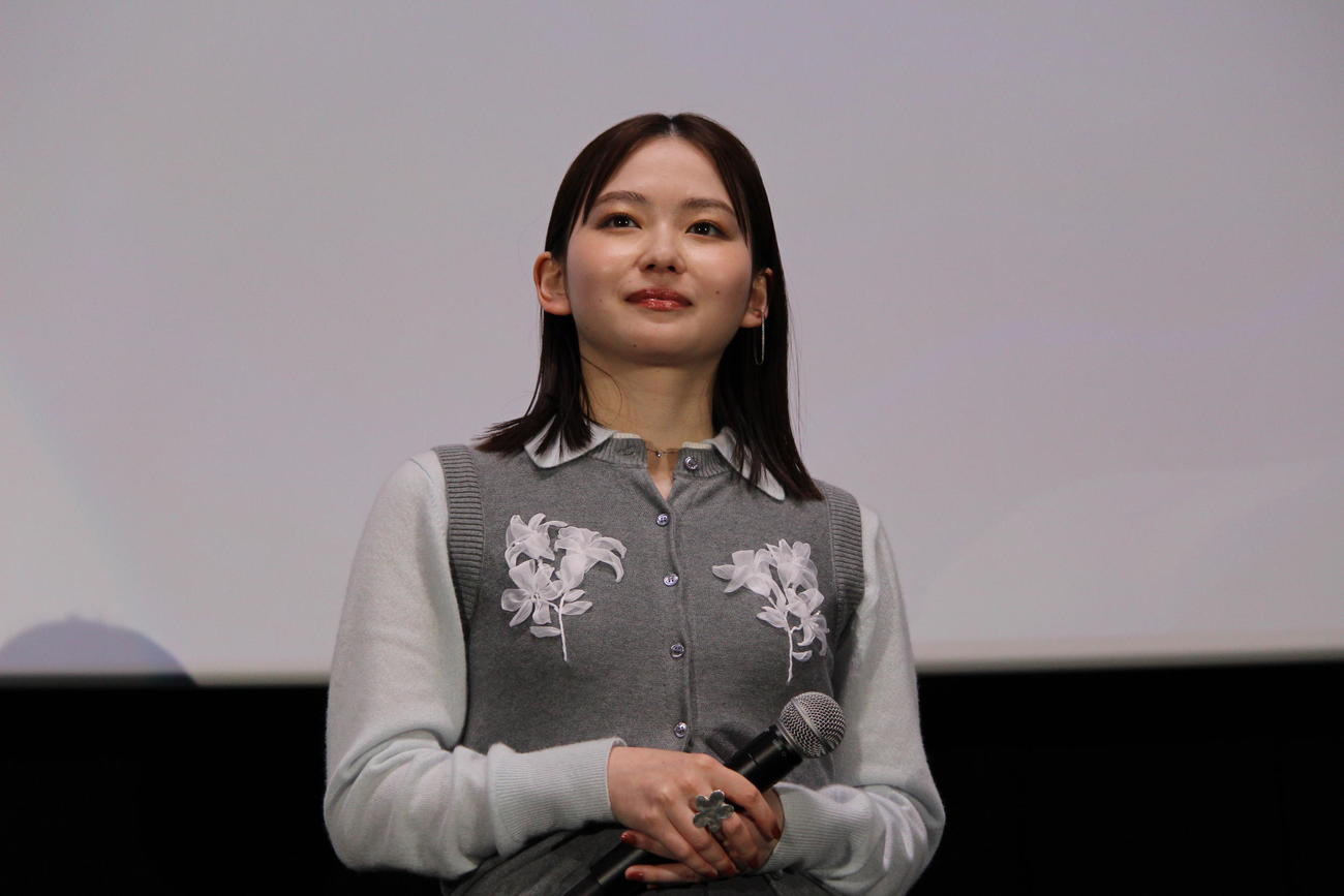 映画「恋に至る病」の舞台あいさつを行った山田杏奈