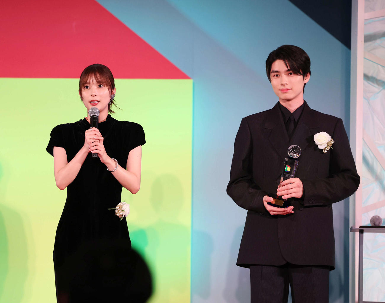 作品賞＜連続ドラマ部門＞で優秀賞を受賞した「波うららかに、めおと日和」。主演を務めた芳根京子（左）と本田響矢はあいさつをする（撮影・増田悦実）