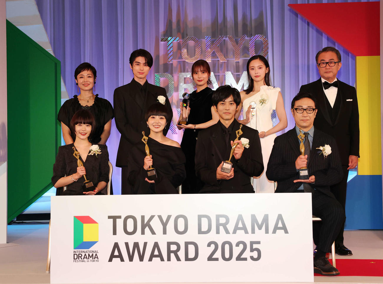 登壇した前段左から杉咲花、奈緒、松坂桃李、角田晃広、後段左から有働由美子、本田響矢、芳根京子、加藤小夏、三谷幸喜（撮影・増田悦実）