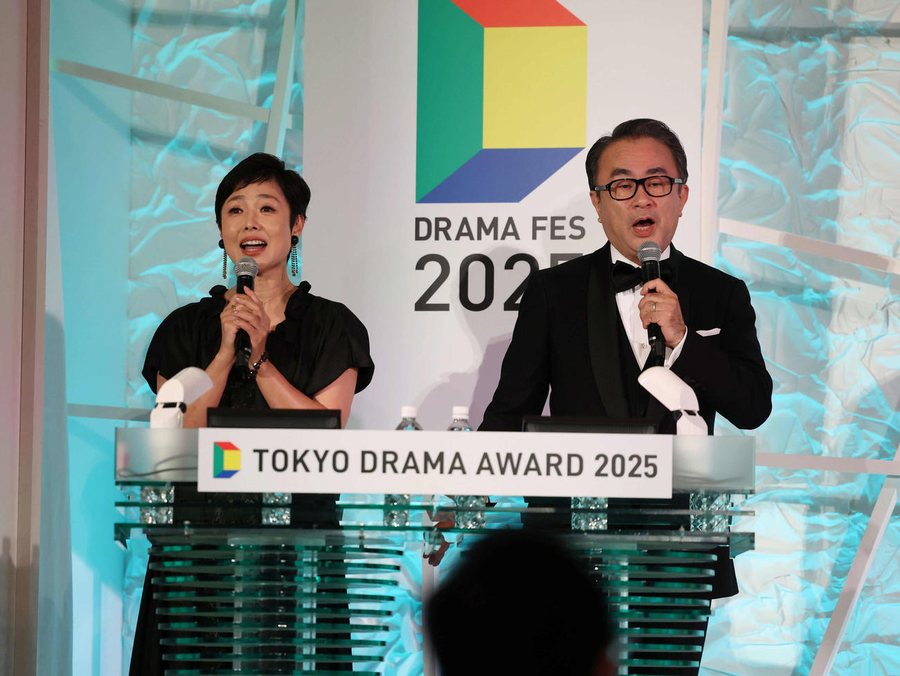 司会を務める有働由美子（左）と三谷幸喜は歌唱をする（撮影・増田悦実）
