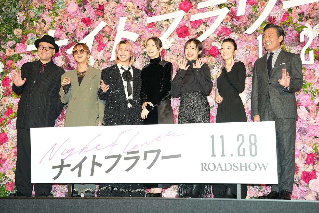 映画「ナイトフラワー」の完成披露試写会に登壇し記念撮影に納まる、左から内田英治監督、渋谷龍太、Snow Manの佐久間大介、北川景子、森田望智、田中麗奈、光石研（撮影・たえ見朱実）