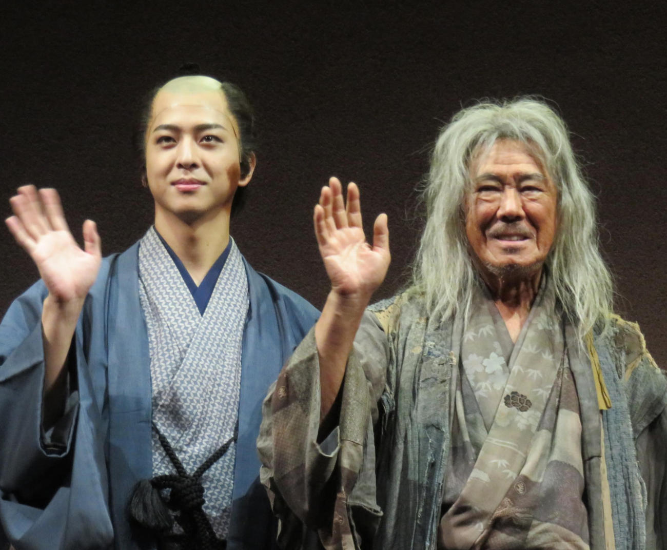 舞台「『新　画狂人北斎』－2025－」のゲネプロ取材会に臨んだ、左から寺西拓人、西岡徳馬（2025年10月17日撮影）
