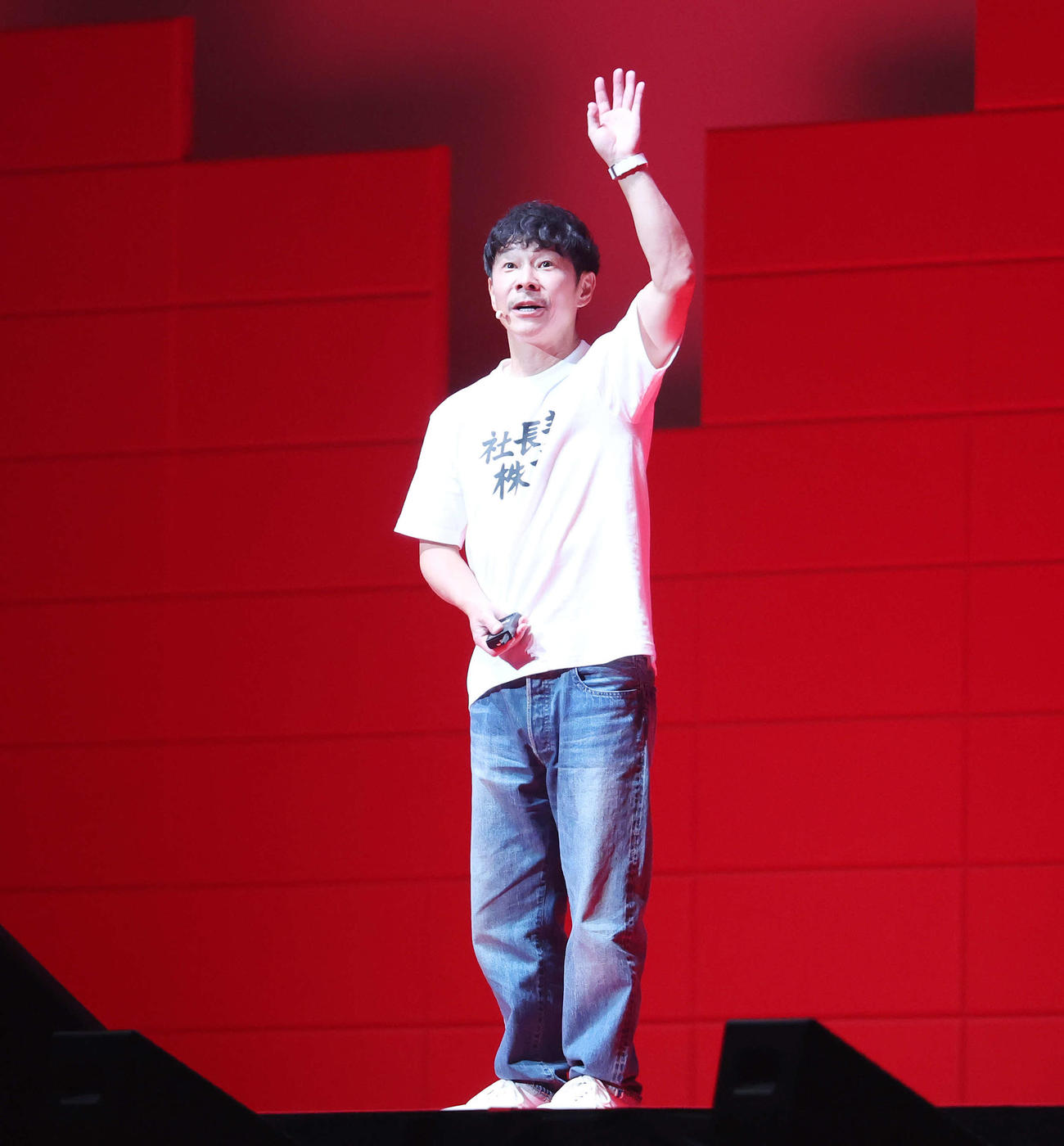 「カブアンド総会」で手を振る前澤友作氏（撮影・宮地輝）
