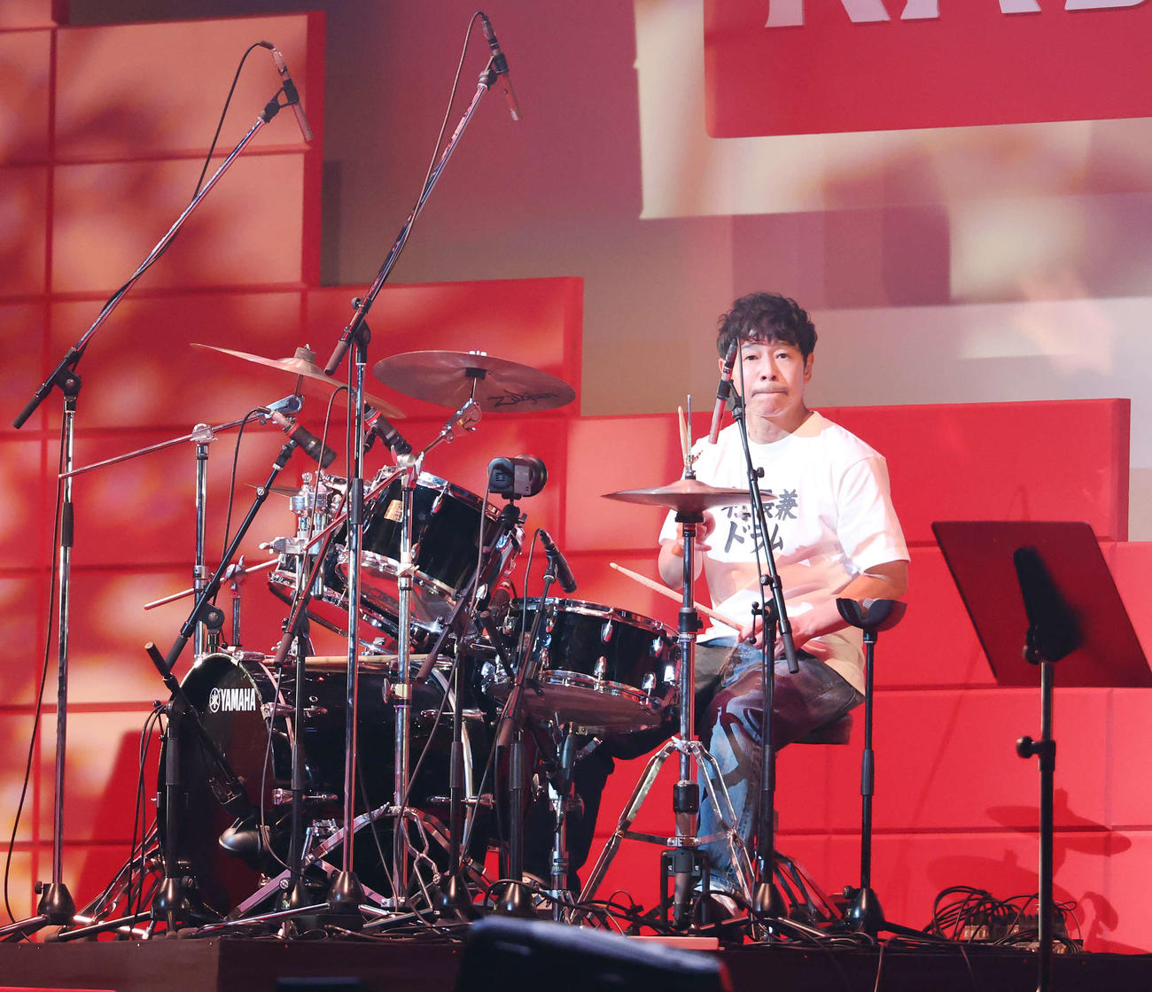 「カブアンド総会」でドラムをたたく前澤友作氏（撮影・宮地輝）
